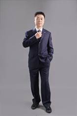 穿着西装笔挺的男子
描述已自动生成