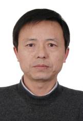 男人穿着衬衫
描述已自动生成