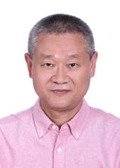 男人穿着衬衫
描述已自动生成