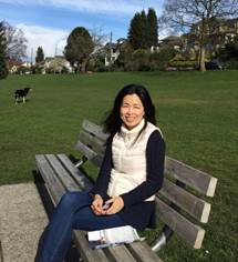 公园的椅子上坐着女人
描述已自动生成