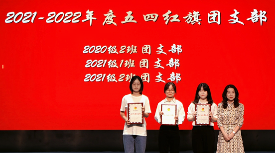 人们站在一起合影
中度可信度描述已自动生成