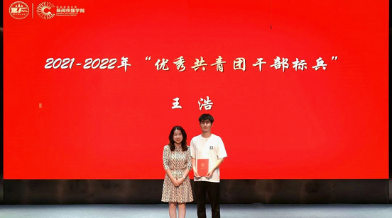 人的照片上写着字
中度可信度描述已自动生成