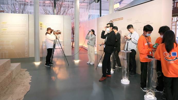 一群人站在室内
中度可信度描述已自动生成