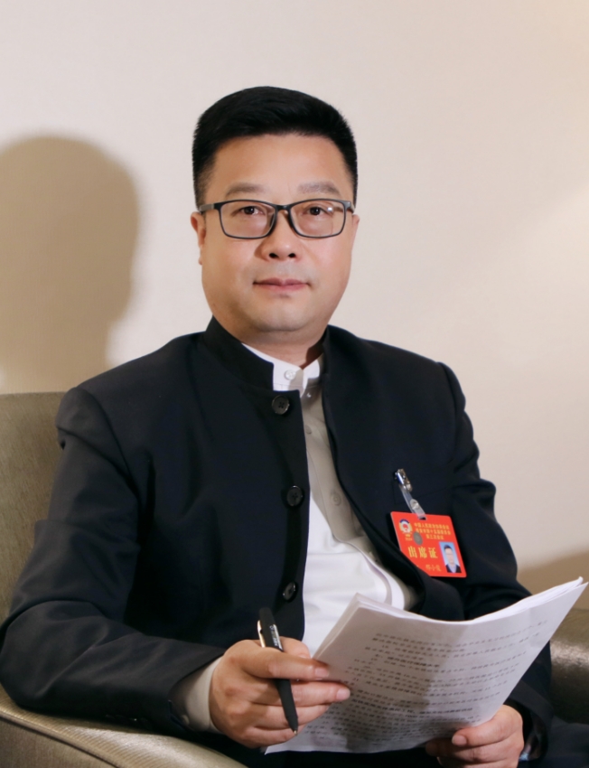 男人穿着衬衫描述已自动生成